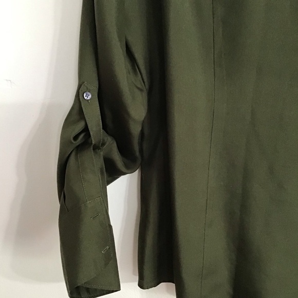 Banana republic size M button down front pockets 100% silk long sleeve top - Picture 3 of 3